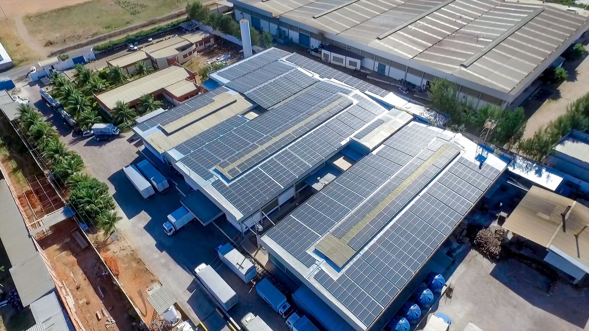 Visão aérea das placas solares instaladas na fábrica da Juá